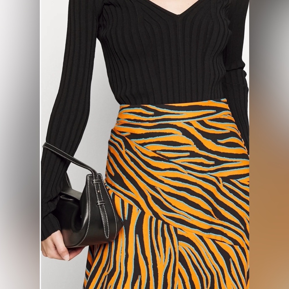 ⭐️DIANE VON FURSTENBERG Lilo Skirt⭐️
Size 10 - Picture 6 of 6